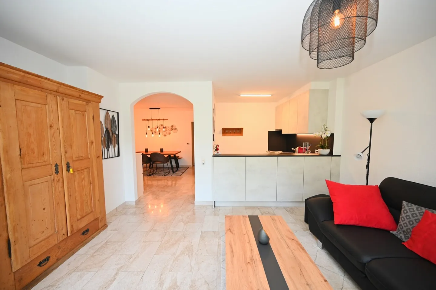 Holiday Home - Living with Stunning View and Garden - Photo 8 of 15