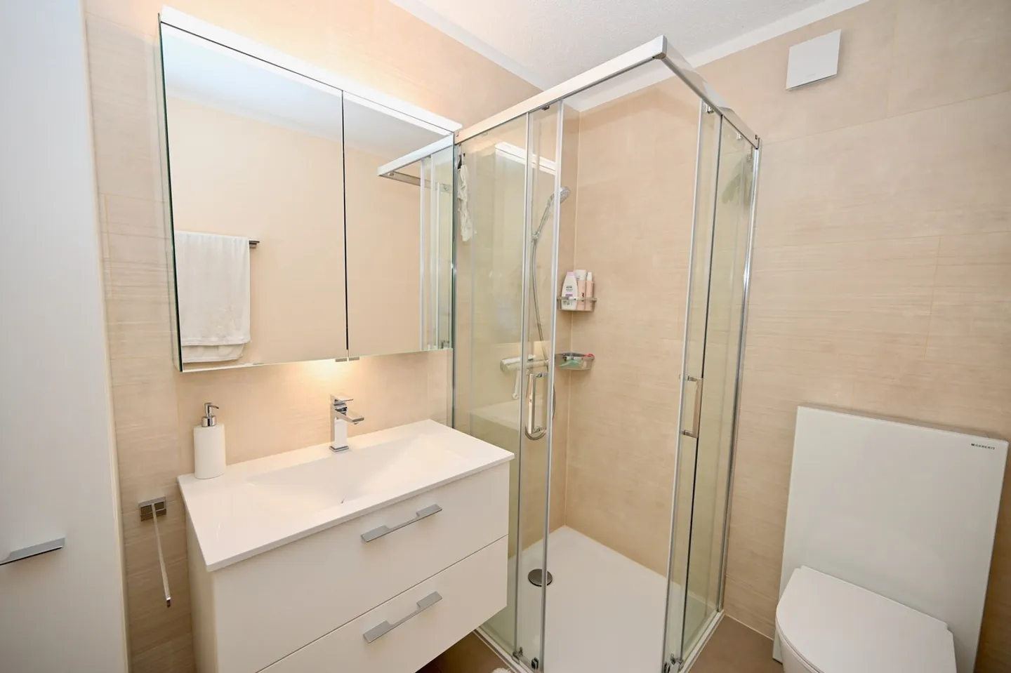 Holiday Home - Living with Stunning View and Garden - Photo 13 of 15