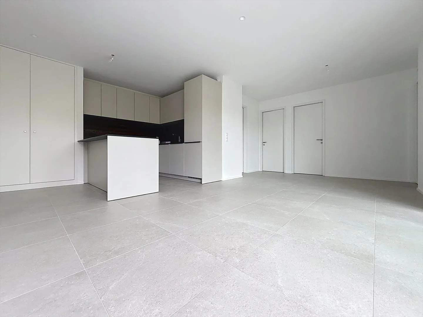 Très beau 4 pièces neuf avec grand balcon - Photo 3 sur 10