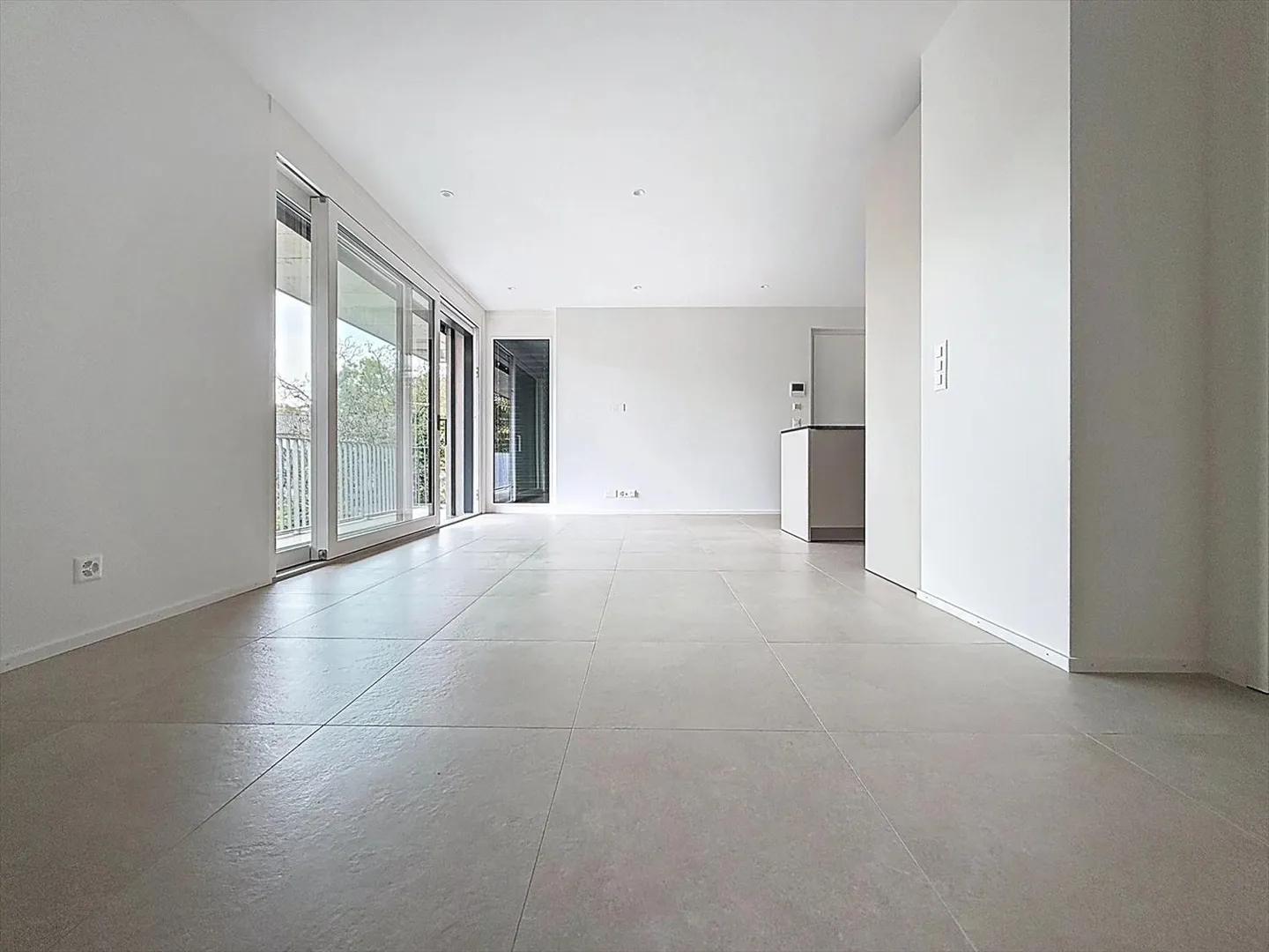 Très beau 4 pièces neuf avec grand balcon - Photo 4 sur 10