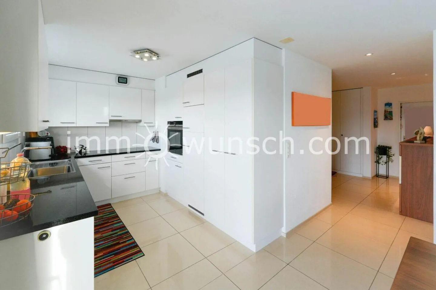 L'opportunité : moderne appartement en copropriété de 4 ½ pièces, avec balcon, vue sur la verdure, ainsi qu'une buanderie privée, 2 x places de parking dans le garage souterrain - Photo 3 sur 12