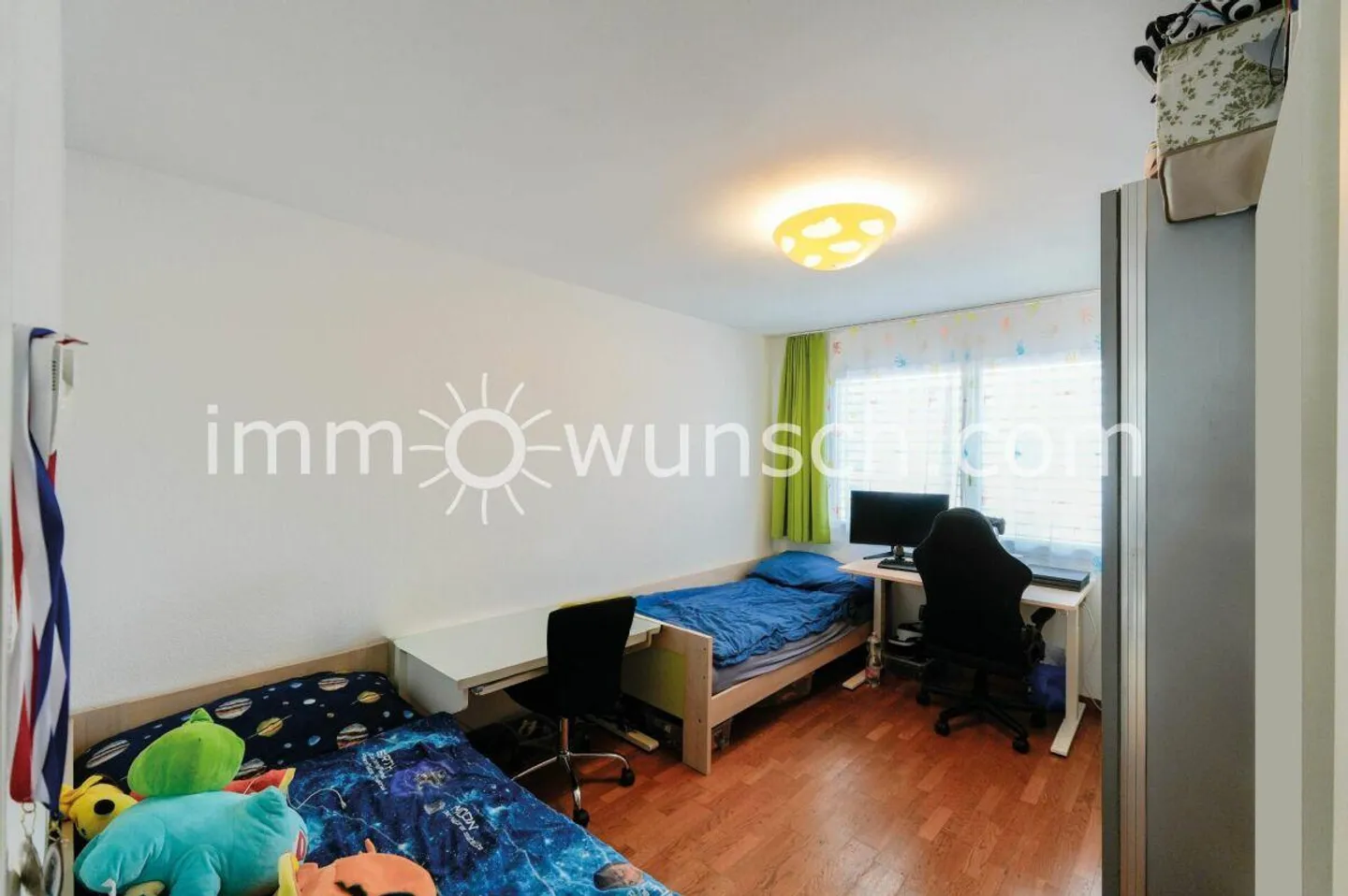 L'opportunité : moderne appartement en copropriété de 4 ½ pièces, avec balcon, vue sur la verdure, ainsi qu'une buanderie privée, 2 x places de parking dans le garage souterrain - Photo 4 sur 12