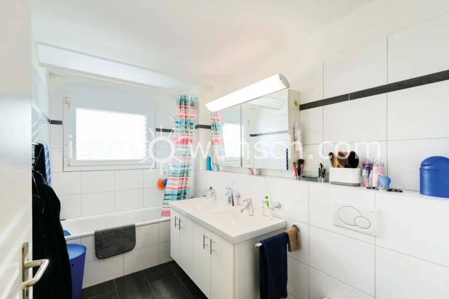 L'opportunité : moderne appartement en copropriété de 4 ½ pièces, avec balcon, vue sur la verdure, ainsi qu'une buanderie privée, 2 x places de parking dans le garage souterrain - Photo 6 sur 12