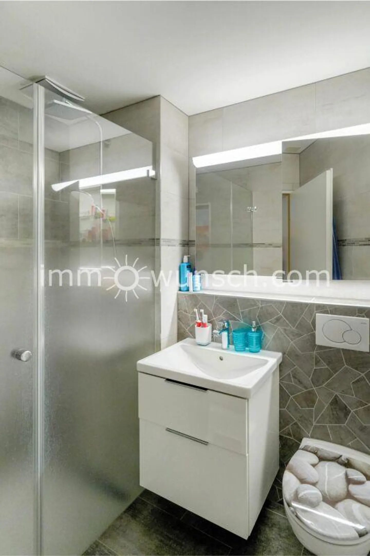 L'opportunité : moderne appartement en copropriété de 4 ½ pièces, avec balcon, vue sur la verdure, ainsi qu'une buanderie privée, 2 x places de parking dans le garage souterrain - Photo 8 sur 12