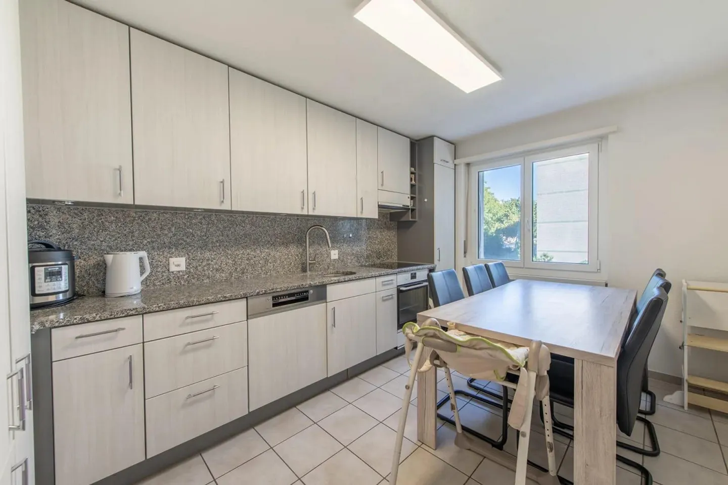 Plenty of Space to Feel Good - Bright 4-Room Apartment with Balcony and Elevator - Photo 2 of 12