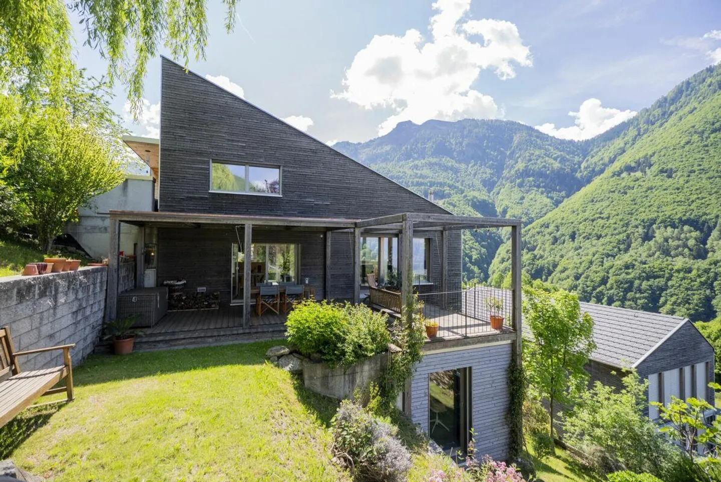 Nous vendons une magnifique villa design avec des vues spectaculaires - Photo 1 sur 21