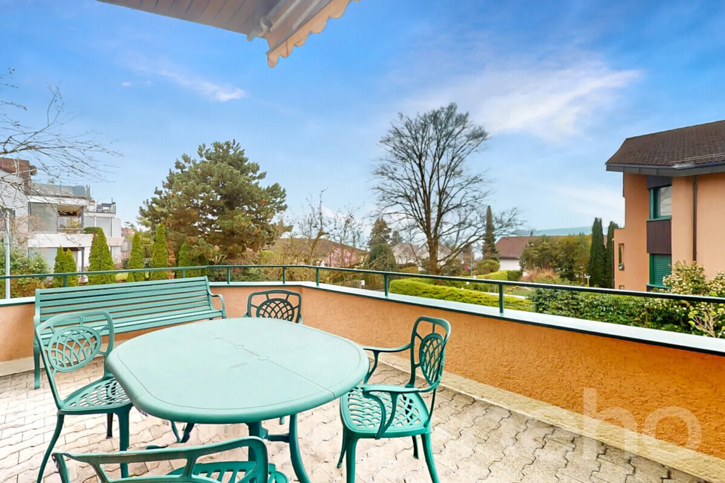 4.5-room maisonette apartment with additional room and partial lake view - Photo 4 of 13