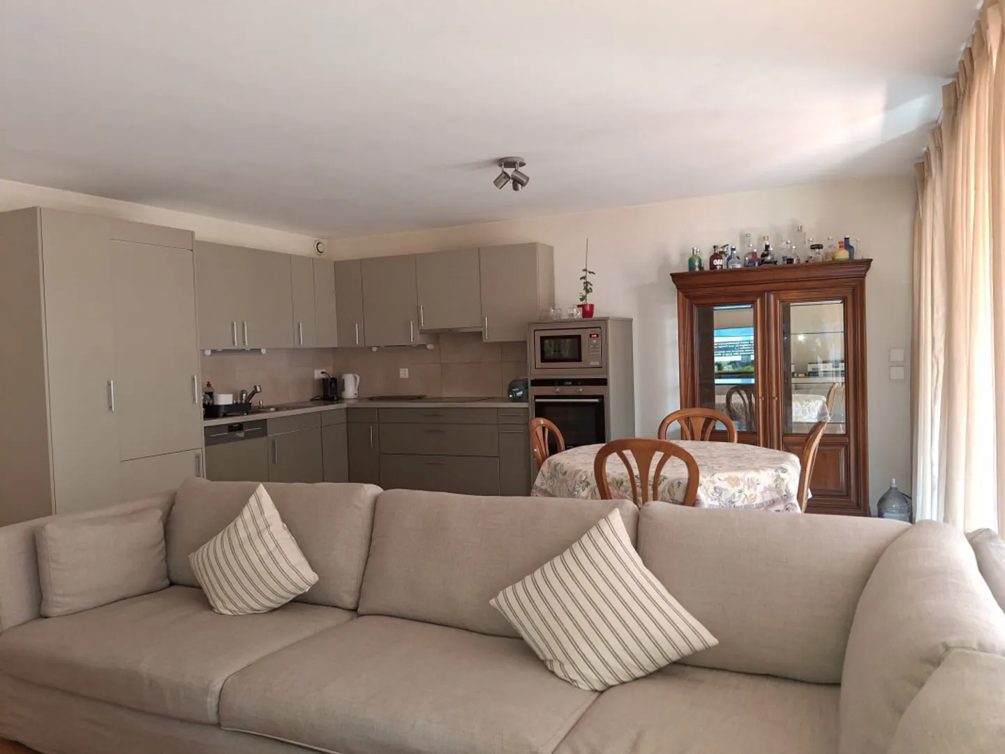 Wunderschöne 5-Zimmer-Wohnung in der Rue de Carouge mit Balkon - Foto 3 von 11