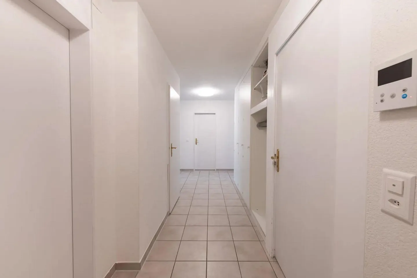 Plenty of Space to Feel Good - Bright 4-Room Apartment with Balcony and Elevator - Photo 4 of 12