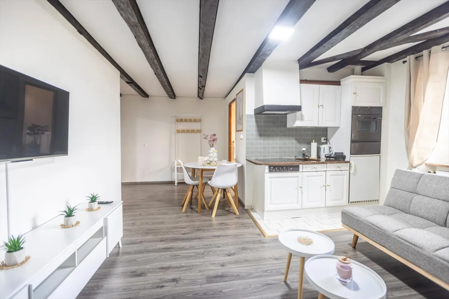 Charming renovated hotel - Chaux-de-Fonds train station - Photo 1 of 13