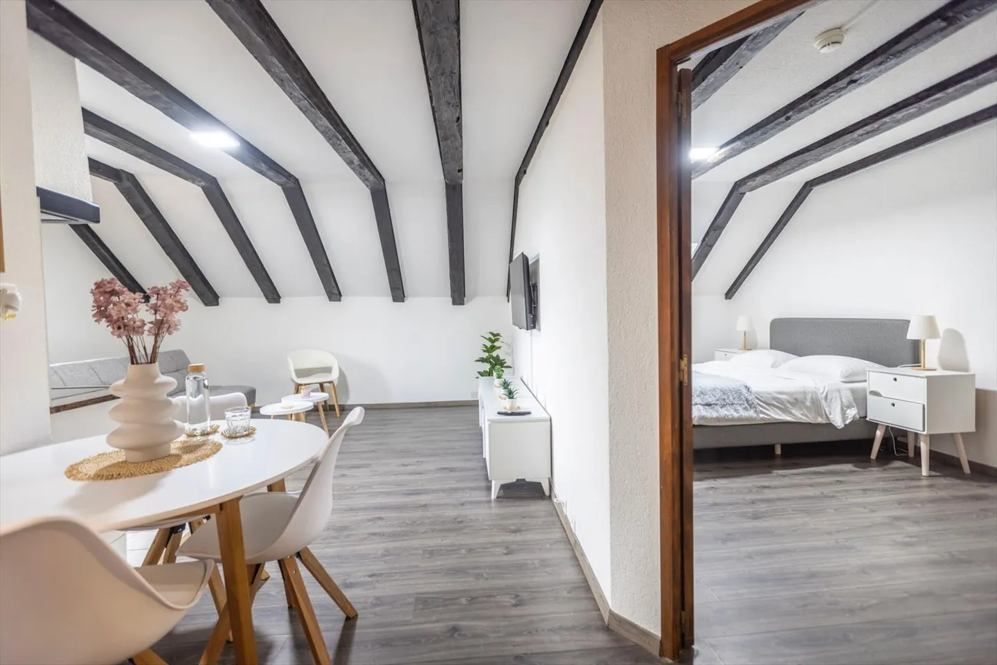 Charming renovated hotel - Chaux-de-Fonds train station - Photo 10 of 13