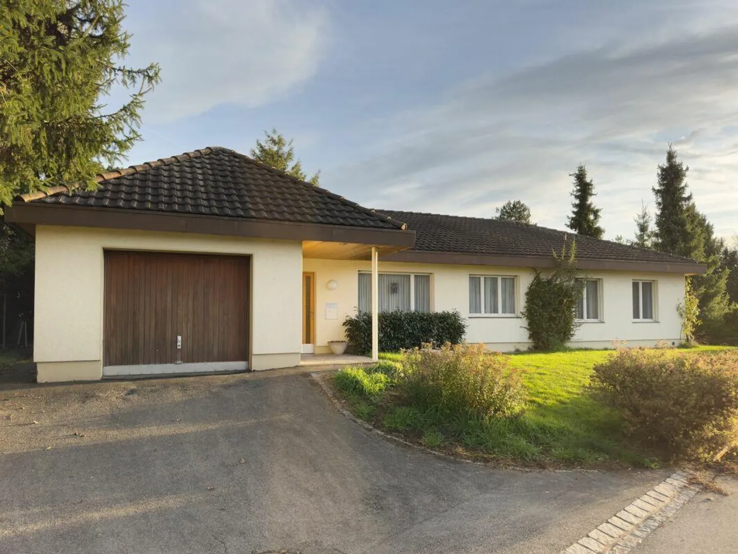 Detached 5-room single-family house in bungalow style in sunny location with versatile development opportunities - Photo 1 of 30
