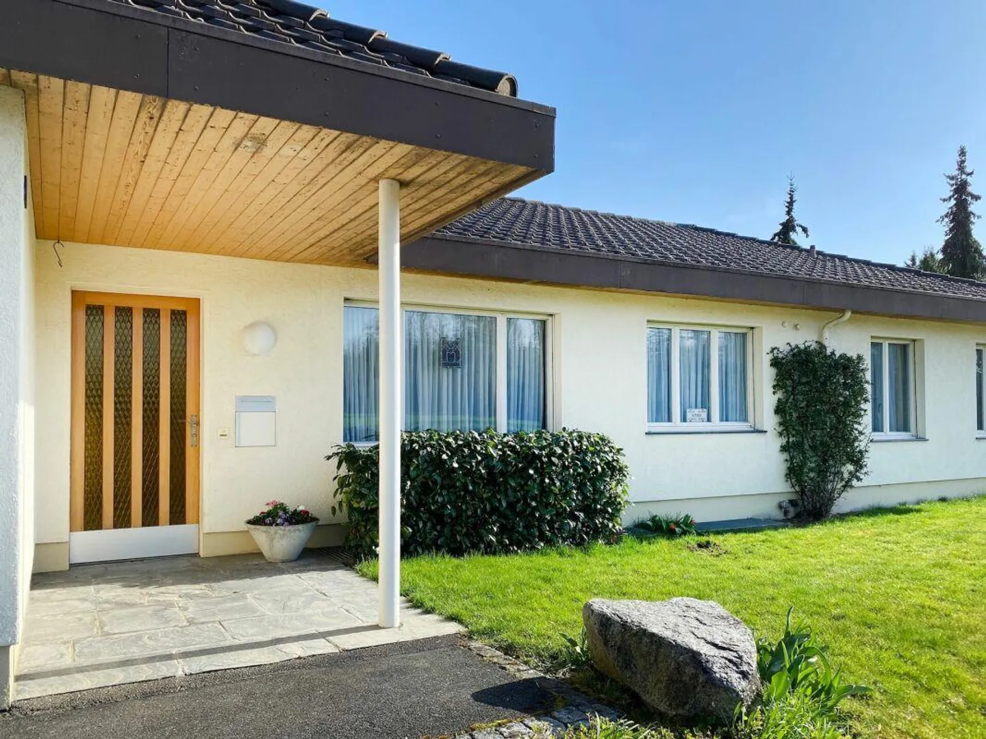 Detached 5-room single-family house in bungalow style in sunny location with versatile development opportunities - Photo 2 of 30