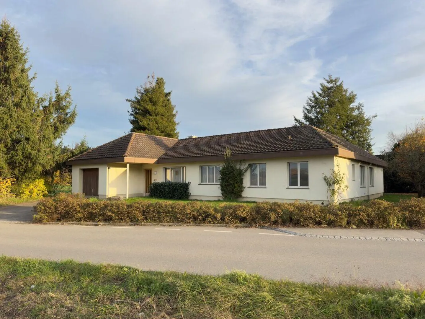 Detached 5-room single-family house in bungalow style in sunny location with versatile development opportunities - Photo 3 of 30