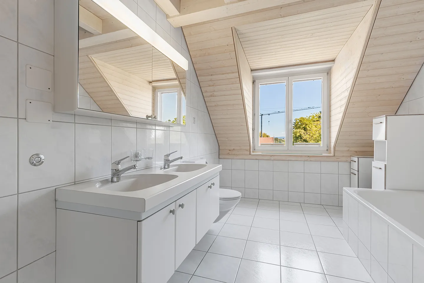 Your new home in the Zurich wine region - spacious, bright, and close to nature - Photo 4 of 7