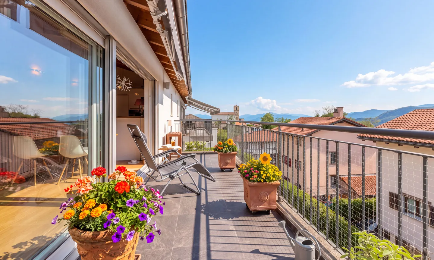 MODERNES ATTIKAWOHNUNG MIT 3,5 ZIMMERN UND TERRASSE IN VILLA LUGANESE - Foto 1 von 13
