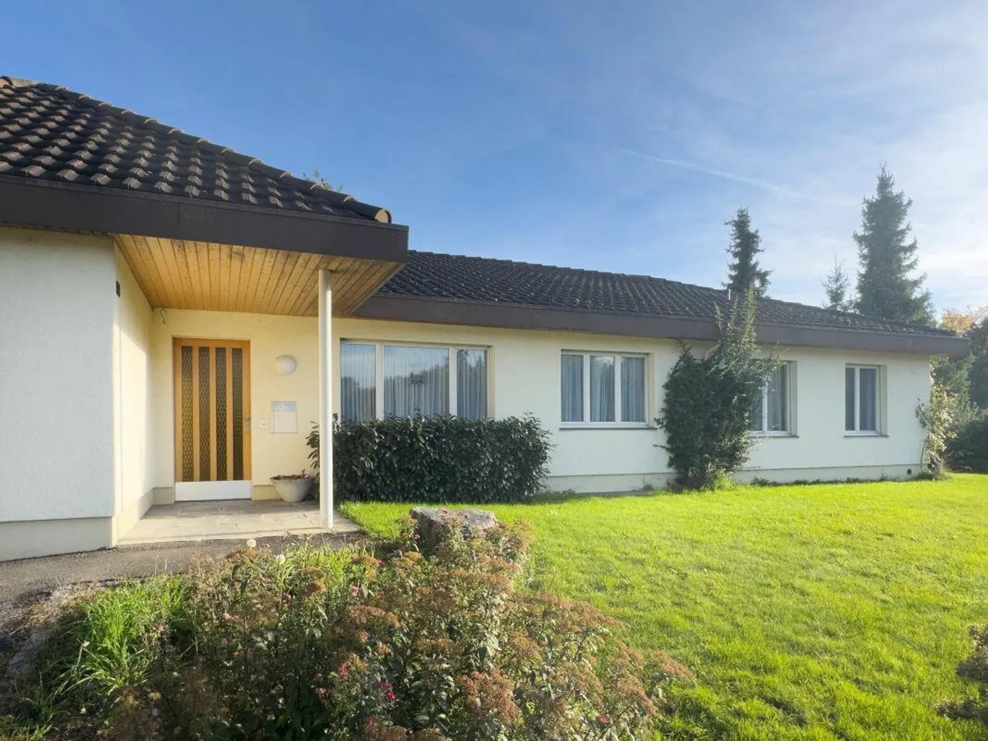 Detached 5-room single-family house in bungalow style in sunny location with versatile development opportunities - Photo 28 of 30