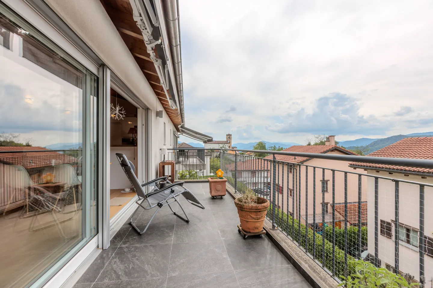MODERNES ATTIKAWOHNUNG MIT 3,5 ZIMMERN UND TERRASSE IN VILLA LUGANESE - Foto 9 von 13