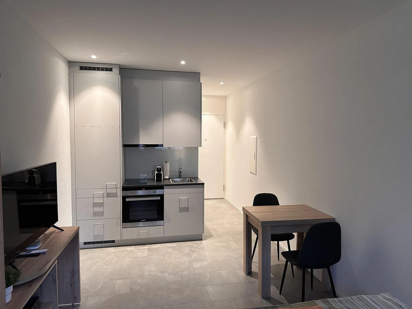 Appartement moderne 1,5 pièces - Photo 2 sur 4