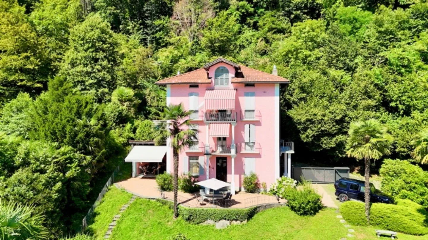 Elegant historical villa with a view of Lake Lugano - Photo 1 of 20