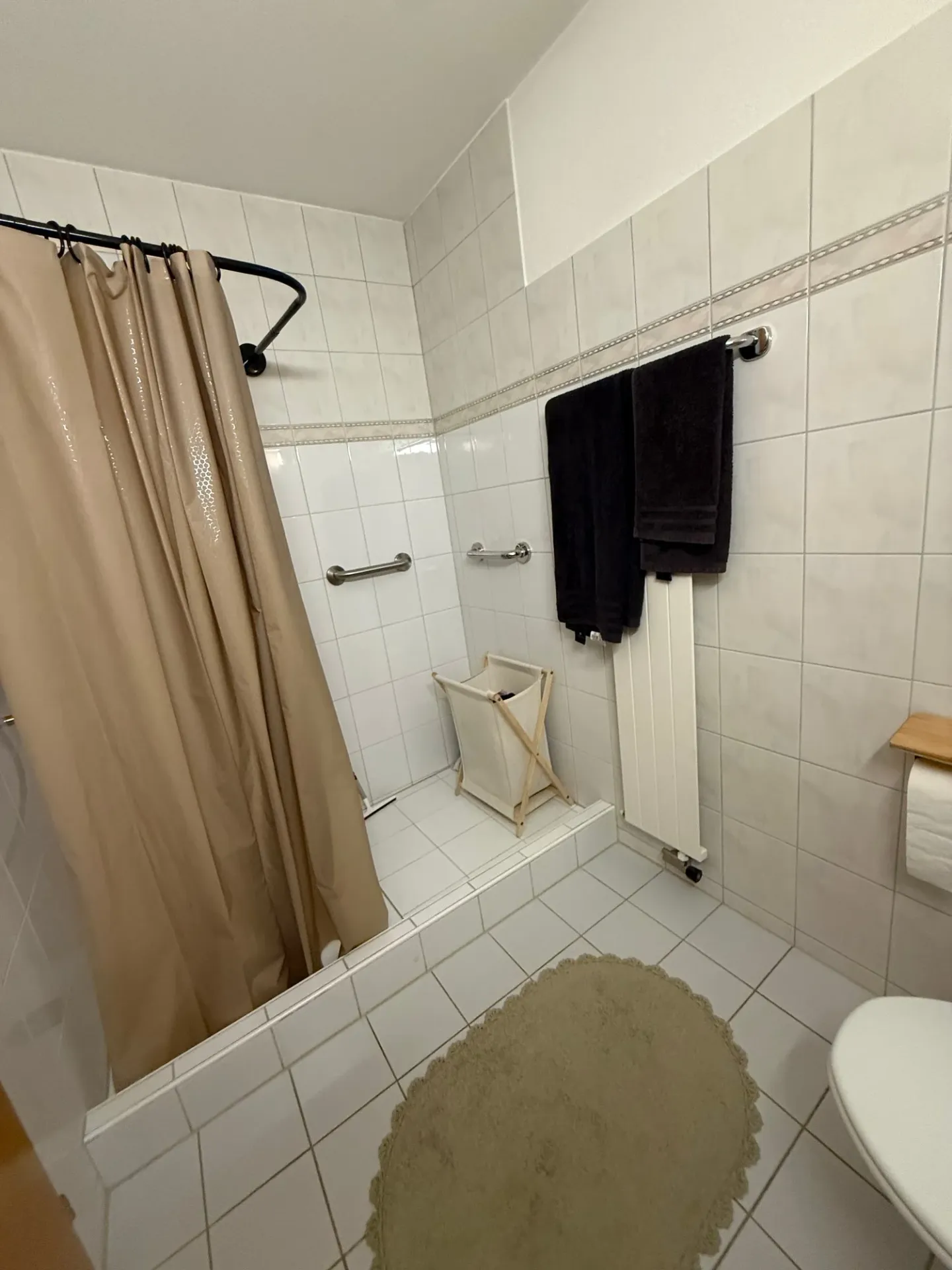 Central, lumineux et confortable : appartement de 2,5 pièces à Niederwil - Photo 8 sur 9