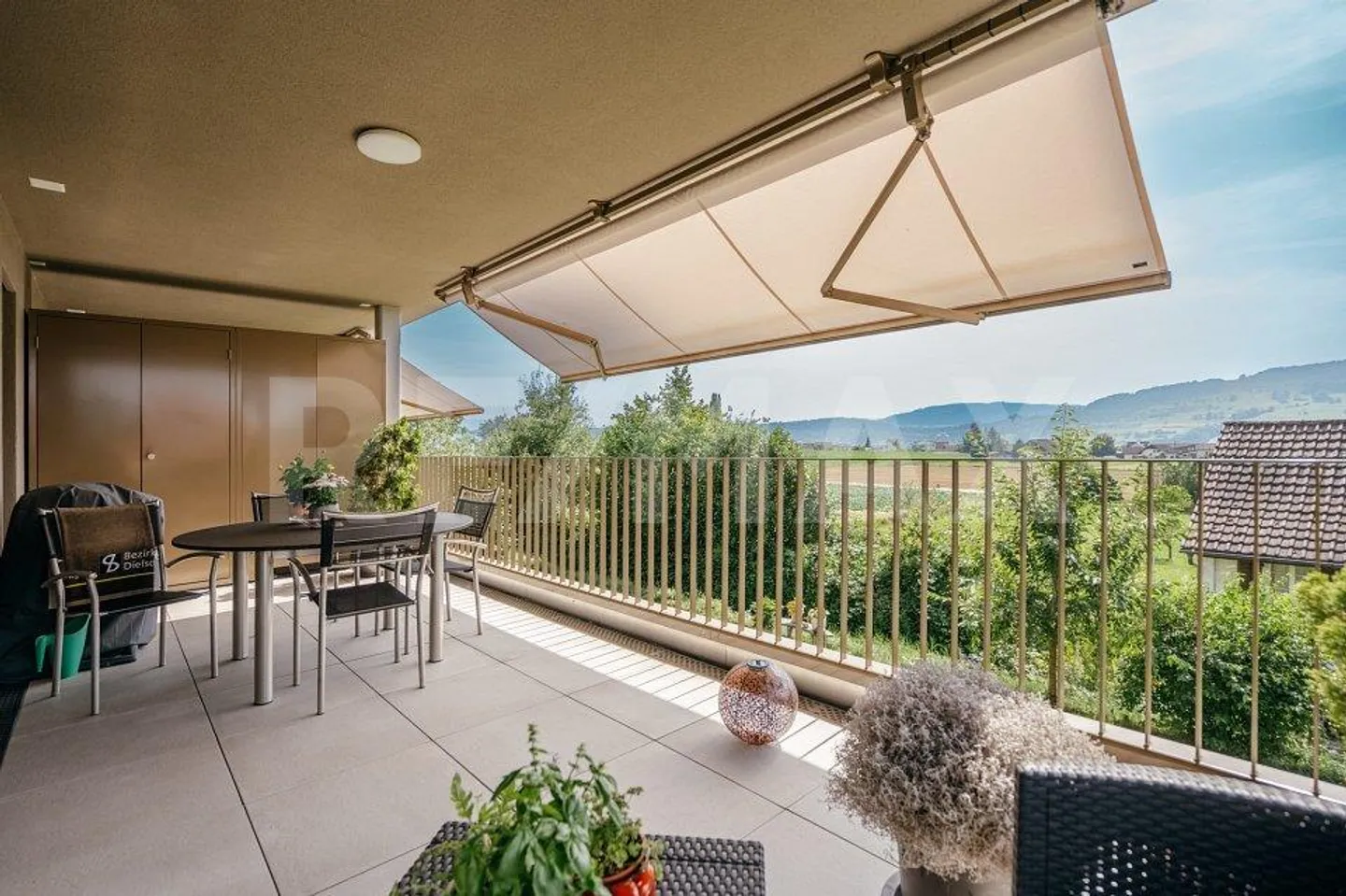 Soleggiato, panoramico e fiscalmente vantaggioso: moderno appartamento di 3½ stanze - Foto 1 di 13