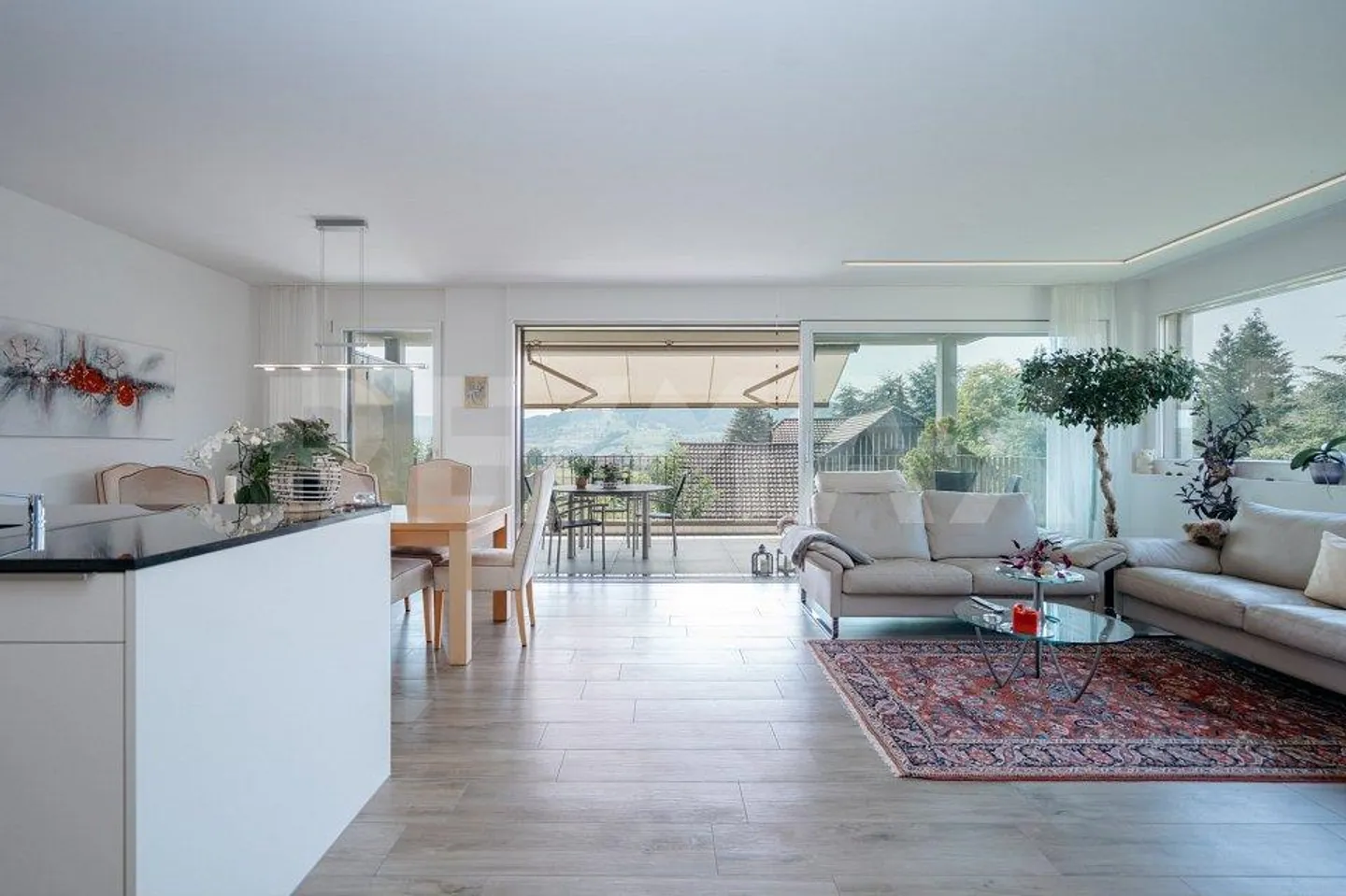 Soleggiato, panoramico e fiscalmente vantaggioso: moderno appartamento di 3½ stanze - Foto 3 di 13