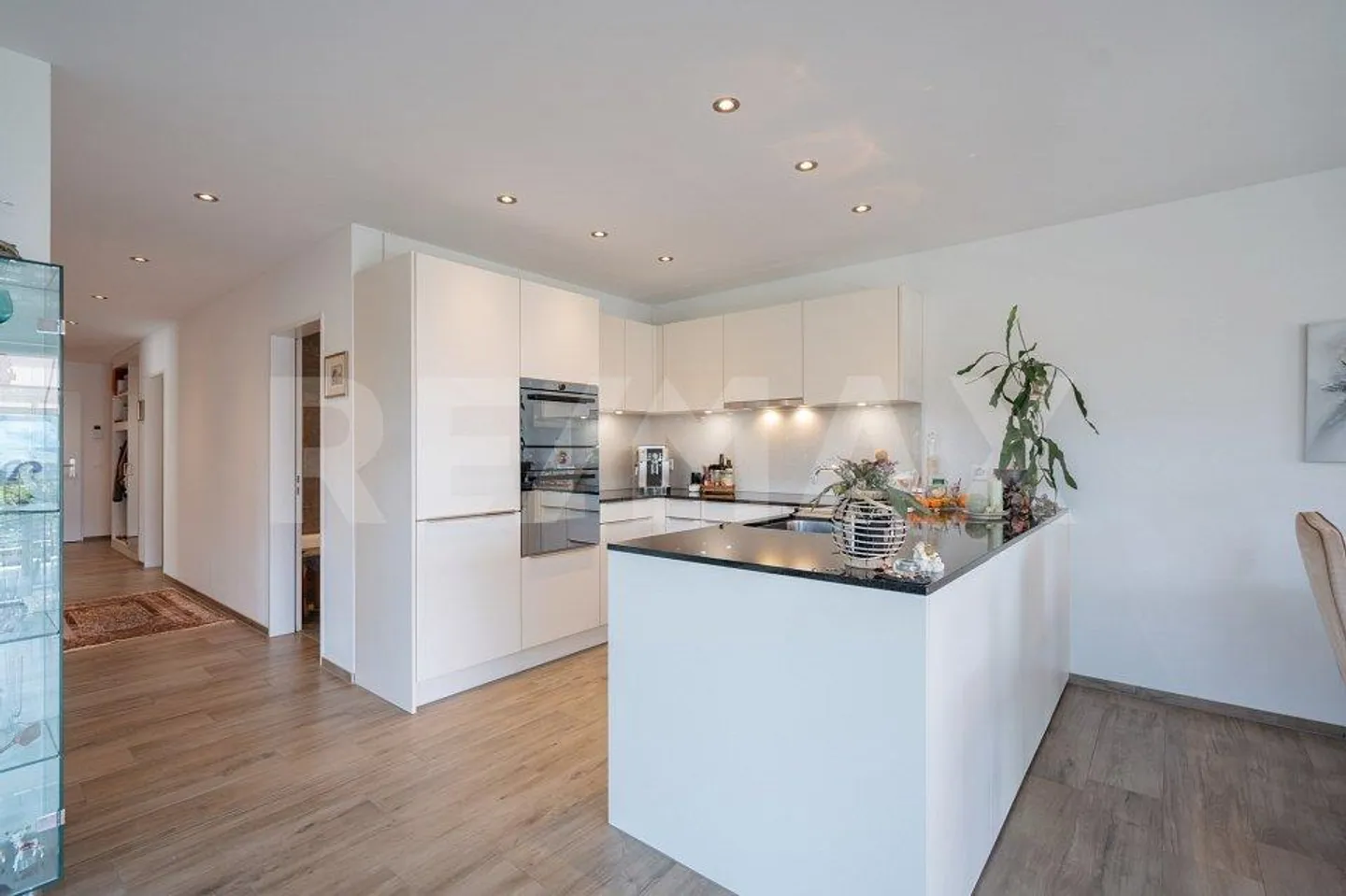 Soleggiato, panoramico e fiscalmente vantaggioso: moderno appartamento di 3½ stanze - Foto 4 di 13