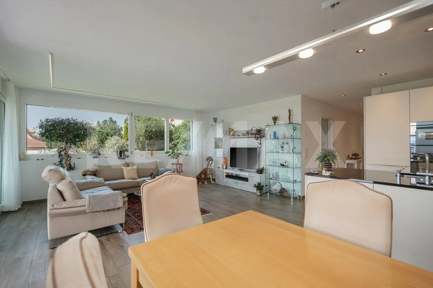 Soleggiato, panoramico e fiscalmente vantaggioso: moderno appartamento di 3½ stanze - Foto 5 di 13