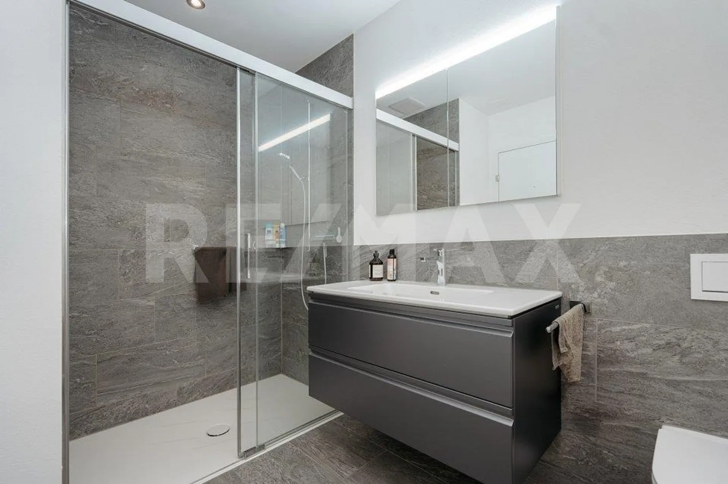 Soleggiato, panoramico e fiscalmente vantaggioso: moderno appartamento di 3½ stanze - Foto 8 di 13