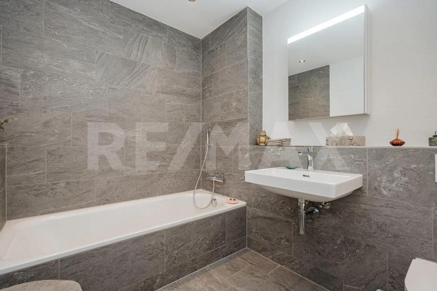 Soleggiato, panoramico e fiscalmente vantaggioso: moderno appartamento di 3½ stanze - Foto 9 di 13