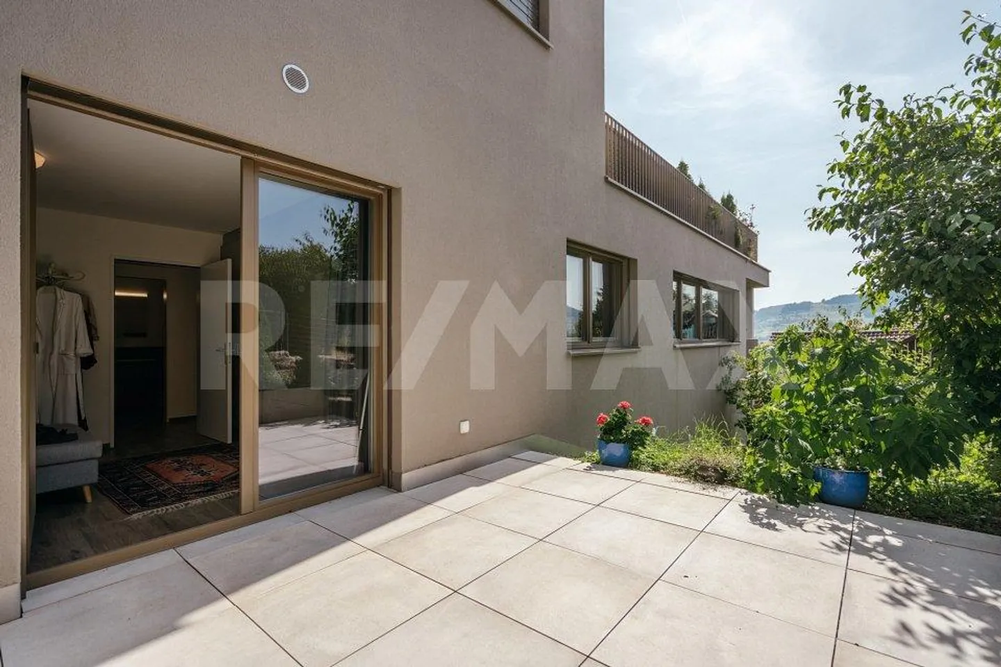 Soleggiato, panoramico e fiscalmente vantaggioso: moderno appartamento di 3½ stanze - Foto 7 di 13