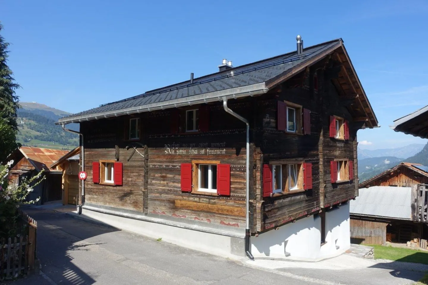 4.5-Zimmer-Ferienwohnung Nr. 1 in einem historischen Zweifamilienhaus in Luven - Foto 1 von 13