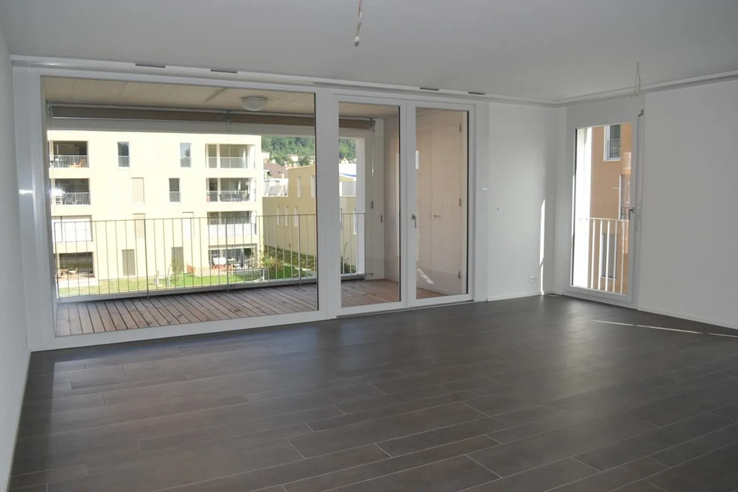 Bright and spacious 2.5-room apartment in Jardin du Paradis - Photo 2 of 9