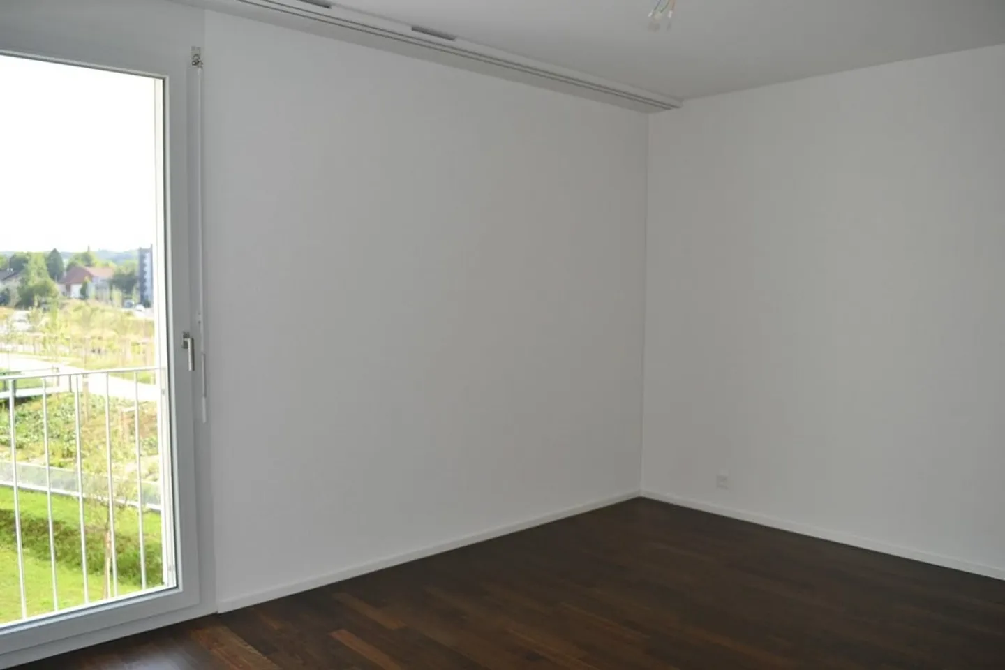 Bright and spacious 2.5-room apartment in Jardin du Paradis - Photo 6 of 9