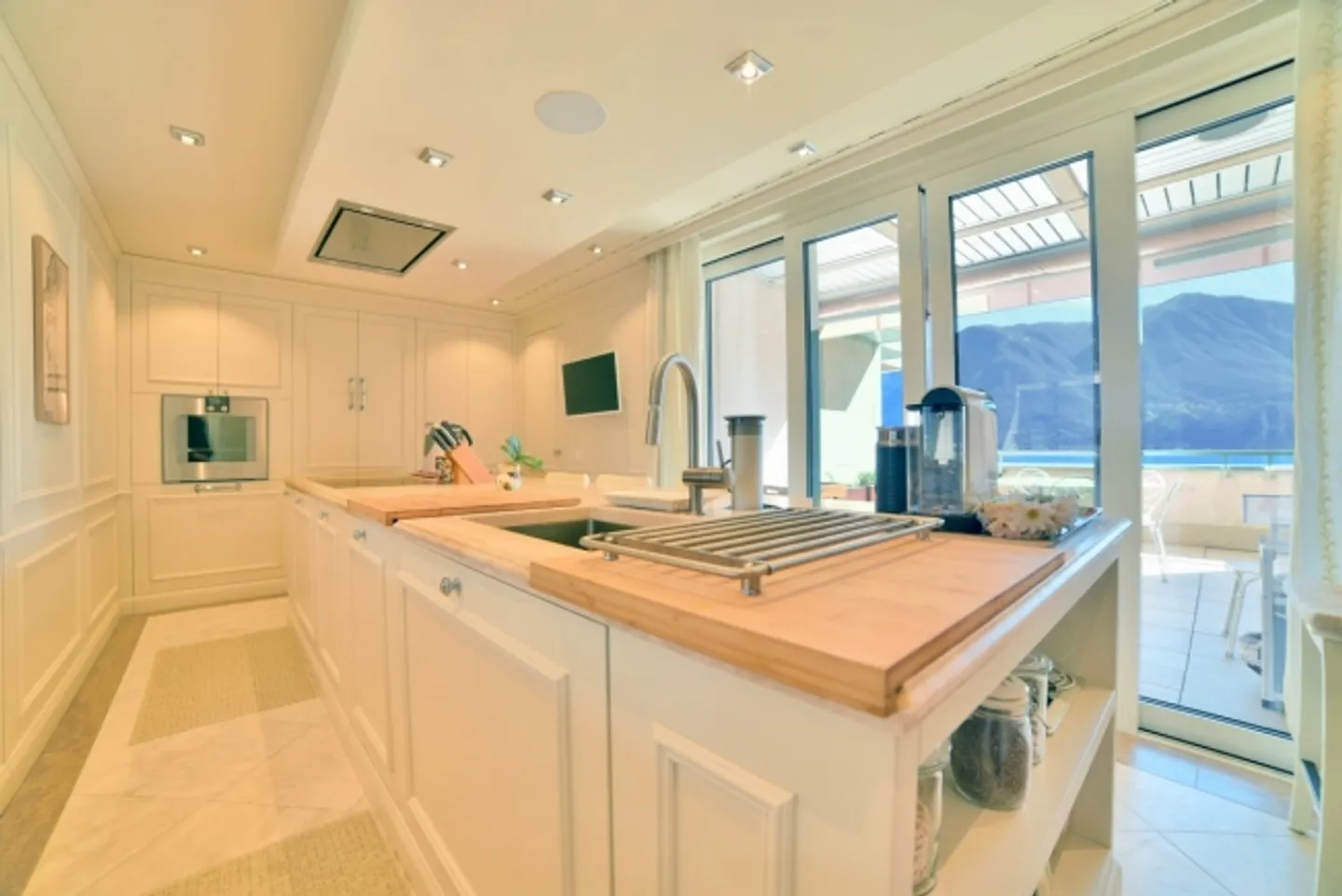 Elegant Luxury Apartment with Garden on the Shore of Lake Lugano - Photo 4 of 11