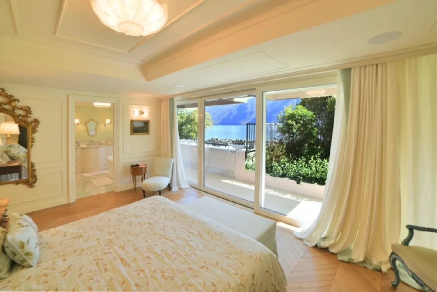 Elegant Luxury Apartment with Garden on the Shore of Lake Lugano - Photo 6 of 11