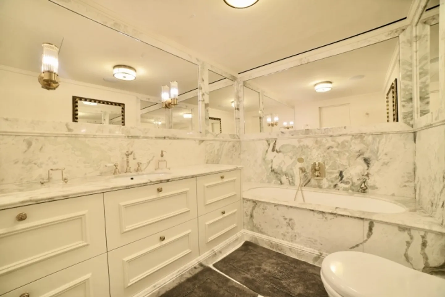 Elegant Luxury Apartment with Garden on the Shore of Lake Lugano - Photo 7 of 11