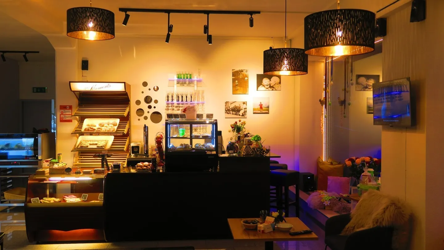 Caffè con negozio in vendita, completamente arredato - come nuovo, con stile e qualità. - Foto 2 di 13