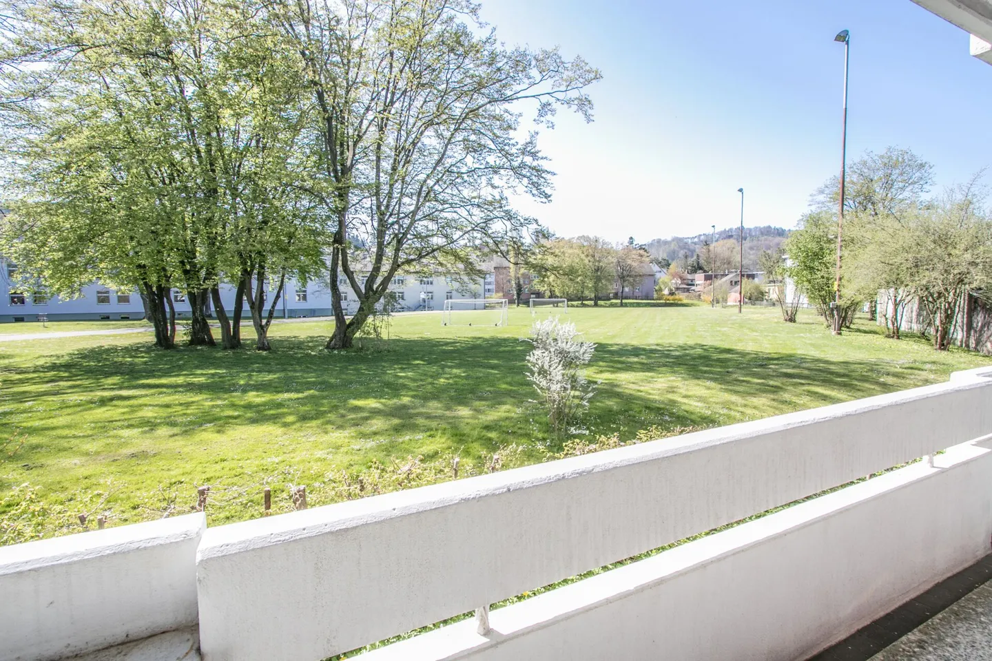 Zentral gelegene 3.5-Zi.-Wohnung inkl. Garagenbox und Balkon mit Sicht ins Grüne - Photo 2 of 11