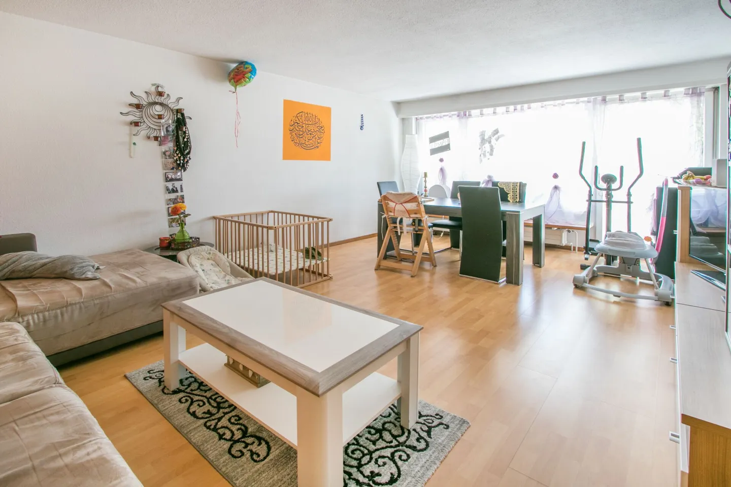 Zentral gelegene 3.5-Zi.-Wohnung inkl. Garagenbox und Balkon mit Sicht ins Grüne - Photo 3 of 11