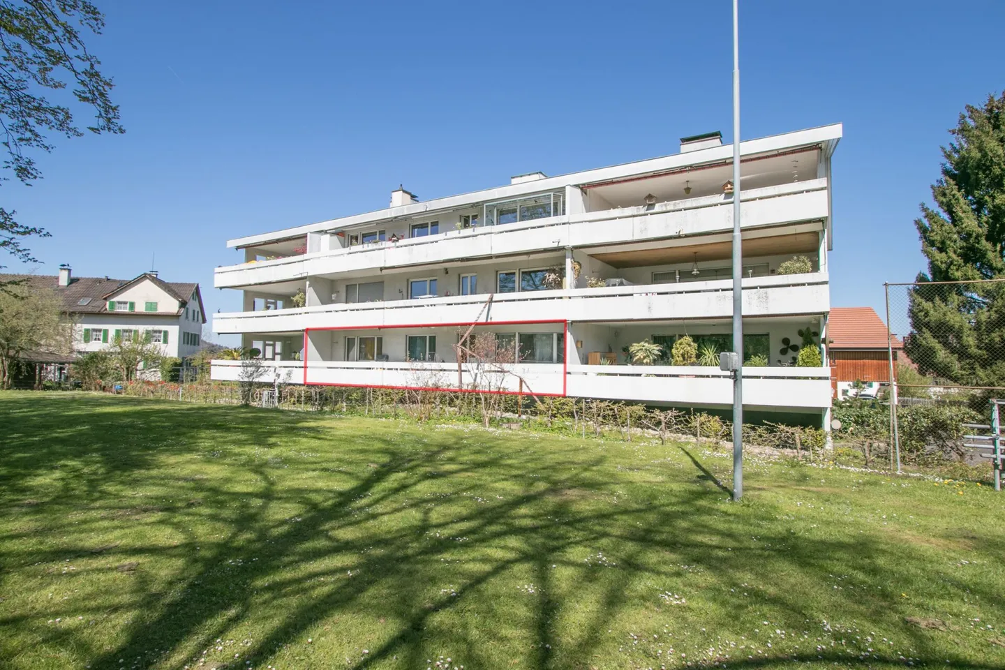 Zentral gelegene 3.5-Zi.-Wohnung inkl. Garagenbox und Balkon mit Sicht ins Grüne - Photo 1 of 11