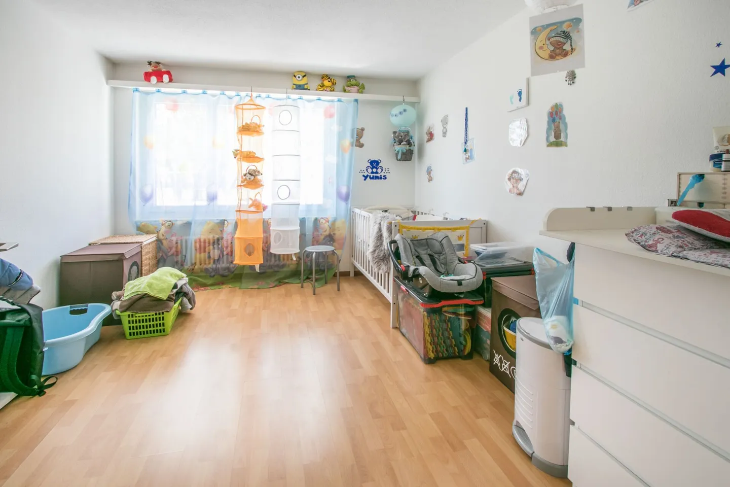 Zentral gelegene 3.5-Zi.-Wohnung inkl. Garagenbox und Balkon mit Sicht ins Grüne - Photo 4 of 11