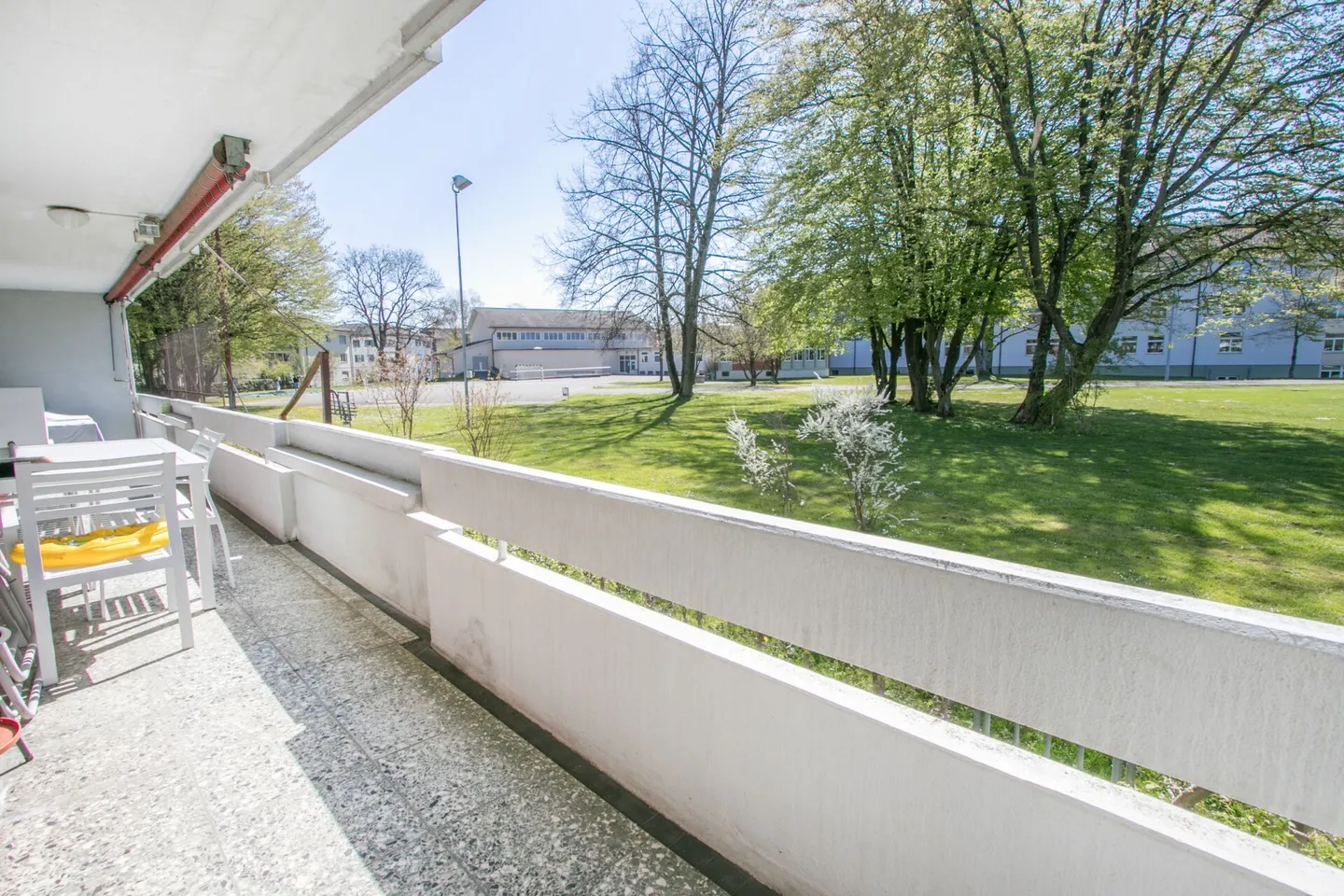 Zentral gelegene 3.5-Zi.-Wohnung inkl. Garagenbox und Balkon mit Sicht ins Grüne - Photo 8 of 11