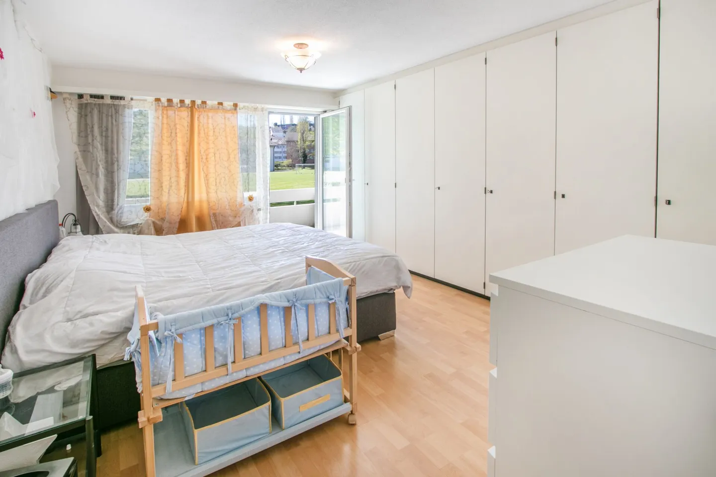 Zentral gelegene 3.5-Zi.-Wohnung inkl. Garagenbox und Balkon mit Sicht ins Grüne - Photo 5 of 11