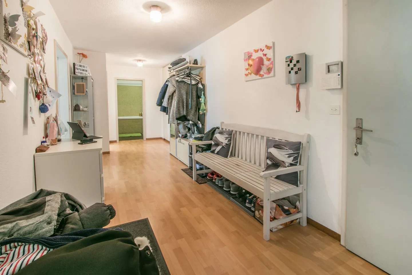 Zentral gelegene 3.5-Zi.-Wohnung inkl. Garagenbox und Balkon mit Sicht ins Grüne - Photo 6 of 11