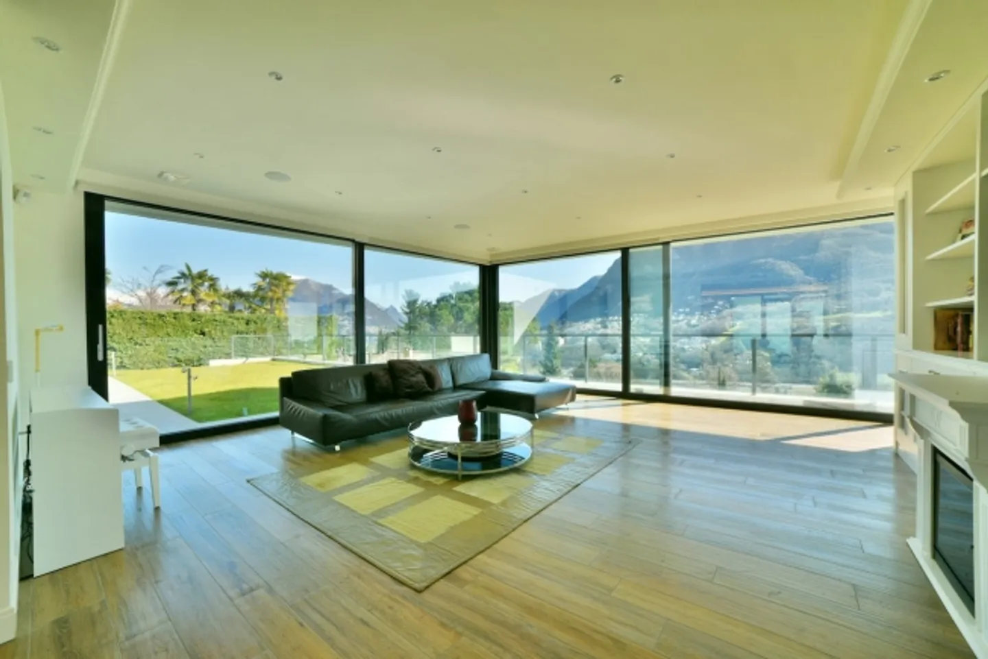 Ultramodern Luxury Villa with Breathtaking Lake and Green Views - Photo 4 of 20