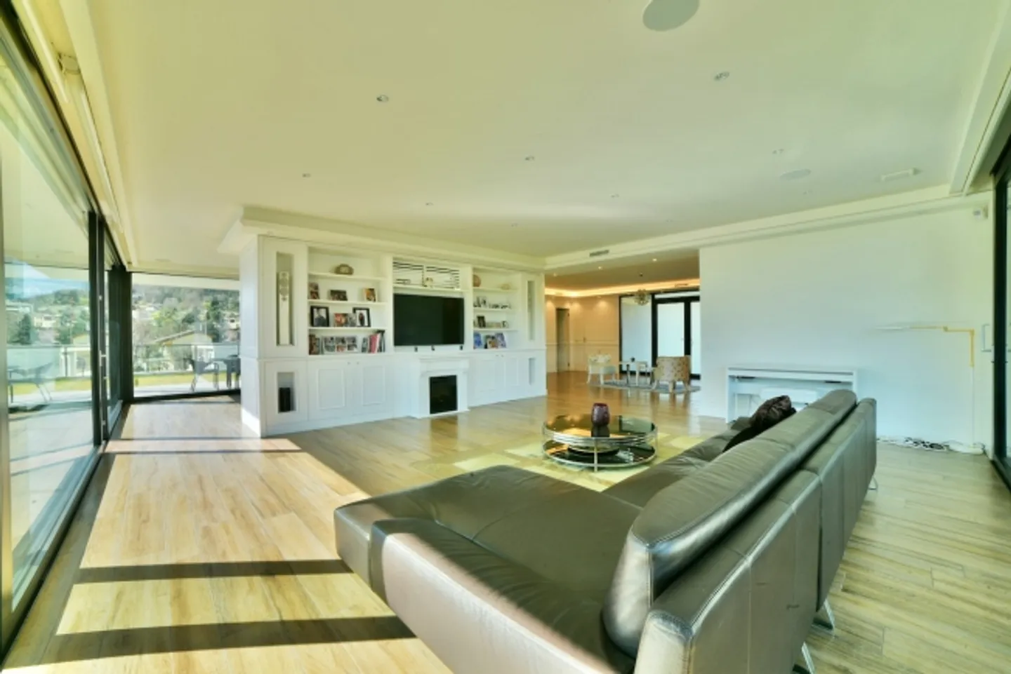 Ultramodern Luxury Villa with Breathtaking Lake and Green Views - Photo 5 of 20