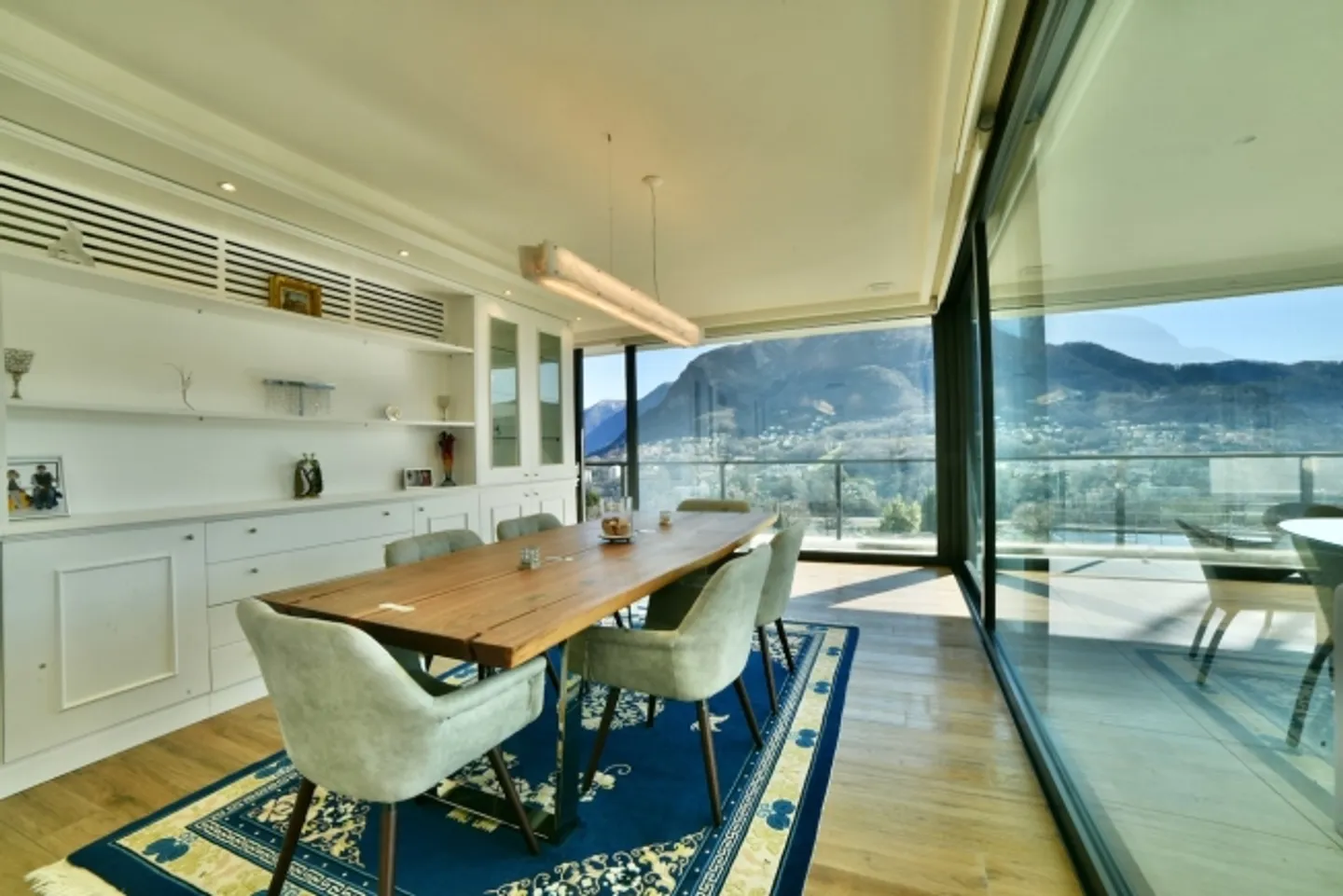 Ultramodern Luxury Villa with Breathtaking Lake and Green Views - Photo 8 of 20