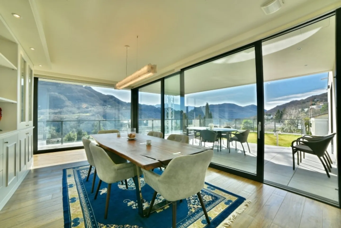 Ultramodern Luxury Villa with Breathtaking Lake and Green Views - Photo 7 of 20